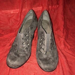 Brand new Aerosoles taupe/grey suede heels SZ 6!!!